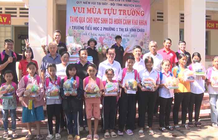 Vĩnh Châu: Tặng quà, trao xe đạp cho học sinh nghèo vượt khó